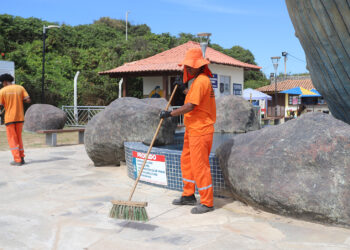 Equipes da Prefeitura em ação durante os serviços de limpeza em um dos pontos turísticos de Rio das Ostras, reforçando o cuidado com a cidade - Foto: Jorge Ronald