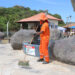 Equipes da Prefeitura em ação durante os serviços de limpeza em um dos pontos turísticos de Rio das Ostras, reforçando o cuidado com a cidade - Foto: Jorge Ronald