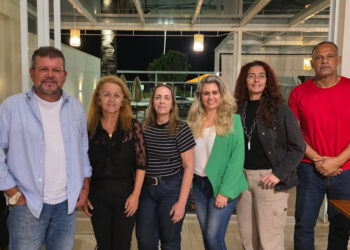 Empresários e representantes do setor turístico reunidos durante a assembleia que elegeu a nova diretoria do Rio das Ostras Convention & Visitors Bureau