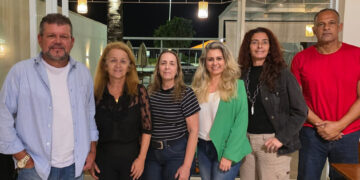 Empresários e representantes do setor turístico reunidos durante a assembleia que elegeu a nova diretoria do Rio das Ostras Convention & Visitors Bureau