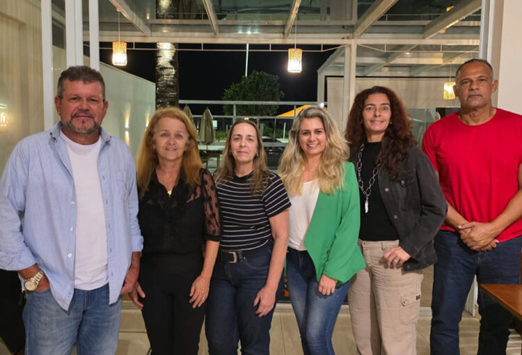 Empresários e representantes do setor turístico reunidos durante a assembleia que elegeu a nova diretoria do Rio das Ostras Convention & Visitors Bureau